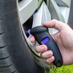 Optimálny tlak v pneumatikách: Ako vplýva na jazdné vlastnosti