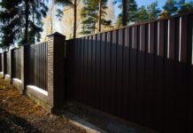 Betónové stĺpiky a kovová plotová výplň ako ideálne spojenie pre oplotenie