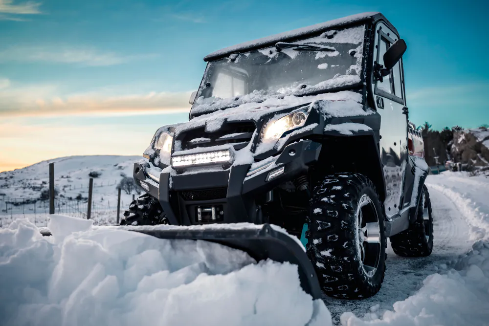 Štvorkolka vybavená zimnými doplnkami, pripravená na využitie v snehu a mraze.