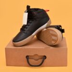 Turistická obuv zabalená ako vianočný darček pre nadšených trekrov.