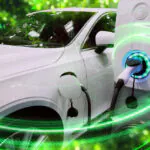 Elektromobil zapojený na nabíjacej stanici, symbolizujúci výzvy v oblasti elektromobility.