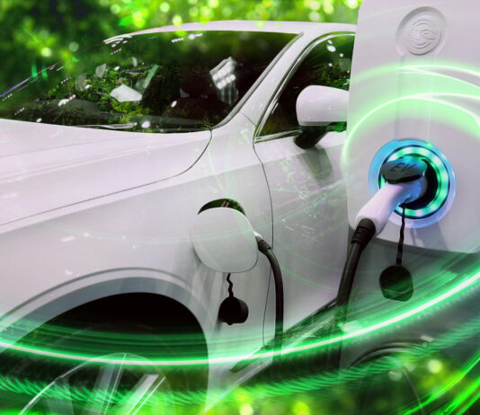 Elektromobil zapojený na nabíjacej stanici, symbolizujúci výzvy v oblasti elektromobility.