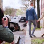 Súkromný detektív sledujúci osobu pomocou profesionálneho vybavenia na diskrétne vyšetrovanie.