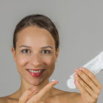 Produkty dermokozmetiky vystavené na poličke v kúpeľni, navrhnuté na riešenie citlivej a problematickej pleti.