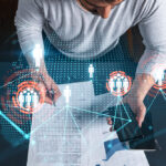 Podnikateľ podáva ruku klientovi – budovanie dôveryhodnosti a pozitívnej reputácie na trhu.