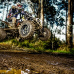 Porovnávacia jazda na športovej a pracovnej štvorkolke v rôznom teréne