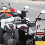 Štvorkolka s rôznymi doplnkami – box, navijak, príves, ochranný rám, pripravená na prácu alebo rekreačné využitie.