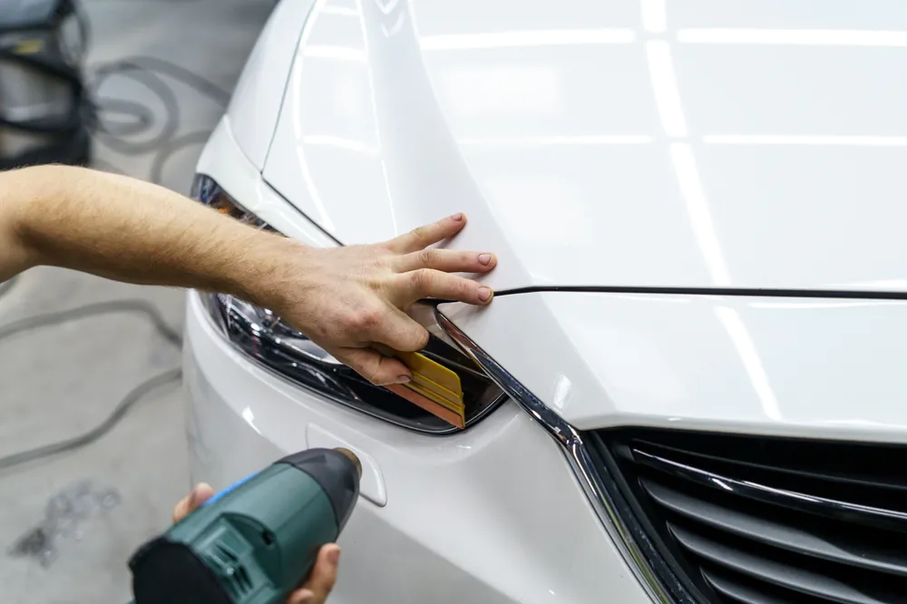 Oprava preliačin na aute bez poškodenia laku pomocou PDR metódy