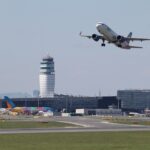 Osobné taxi vozidlo čakajúce na klienta pred bratislavským domom pripravené na odvoz na letisko Schwechat.