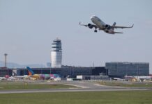 Osobné taxi vozidlo čakajúce na klienta pred bratislavským domom pripravené na odvoz na letisko Schwechat.