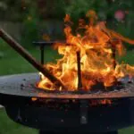 Záhradné grilovanie s rodinou a priateľmi pri štýlovom vonkajšom kuchynskom kútiku – atmosféra plná vôní, smiechu a pohody.