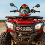 Štvorkolka zaparkovaná v teréne počas slnečného dňa Spýtať sa modelu ChatGPT