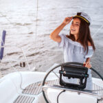 Jachta zakotvená na vode.