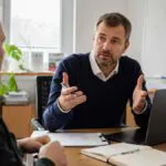 Tím malej firmy pri rozhovore o nábore