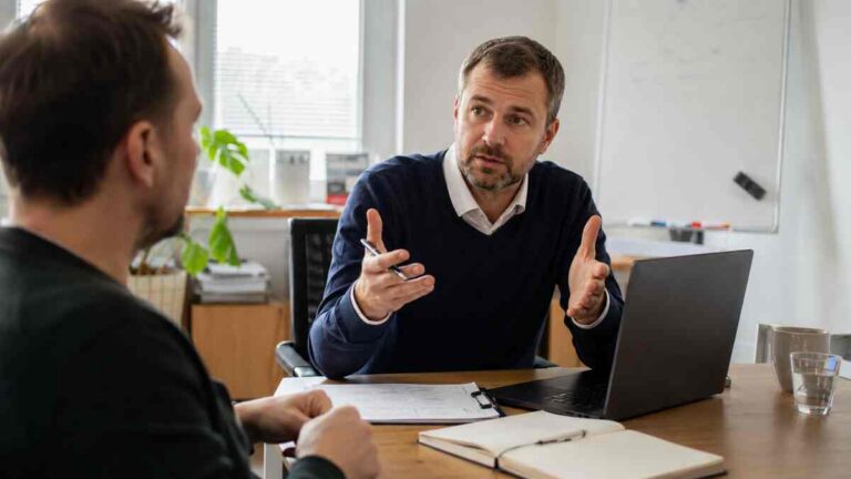 Tím malej firmy pri rozhovore o nábore